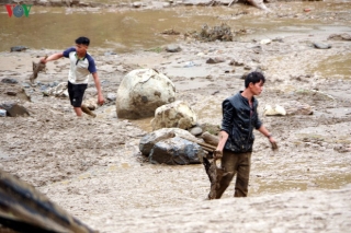 Ảnh: Dầm bùn, đội mưa nỗ lực hỗ trợ người dân khắc phục hậu quả thiên tai - Ảnh 15.