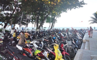  Bãi biển Nha Trang đông nghịt trong ngày đầu mở cửa - Ảnh 3.