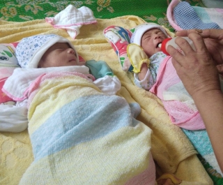 Người dân góp sữa nuôi 2 trẻ vừa sinh ra đã mất mẹ - Ảnh 3.