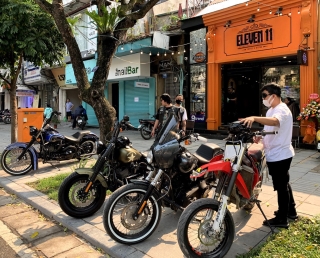 Đơn giản mà hiện đại, đây là chốn “tụ nghĩa” mới dành cho dân biker Hà Nội - Ảnh 3.