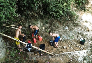 Hạn hán nghiêm trọng, học trò biên giới tan trường lại lặn lội vào rừng tìm nước - Ảnh 4.