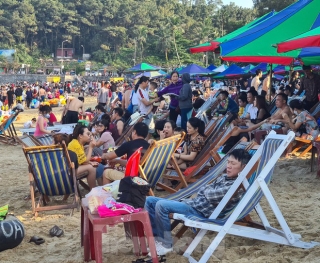 Nghìn người chen nhau tắm biển Đồ Sơn sau chuỗi ngày giãn cách xã hội - Ảnh 4.