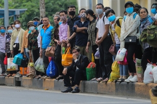  Người dân lỉnh kỉnh đồ đạc ùn ùn trở lại Thủ đô Hà Nội sau kì nghỉ lễ - Ảnh 4.