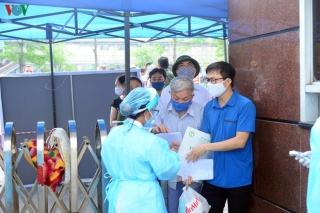 Ảnh: Người dân đổ về Bệnh viện Bạch Mai khám bệnh sau thời gian cách ly - Ảnh 4.