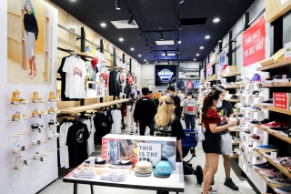 Sneaker Buzz tưng bừng khai trương nhà mới tại Estella Place - Ảnh 4.