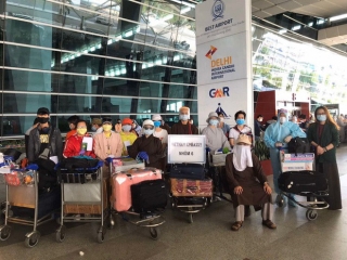 Chuyến bay đặc biệt đưa gần 340 công dân Việt Nam từ Ấn Độ về nước - Ảnh 4.