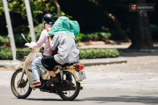 Nhiệt độ ngoài đường tại Hà Nội lên tới 50 độ C, người dân trùm khăn áo kín mít di chuyển trên phố - Ảnh 4.