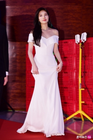 Thân hình nuột nà của Suzy trong bộ váy trắng đẹp đến ngây người khiến bao cánh đàn ông không thể rời mắt khi cô xuất hiện trên thảm đỏ