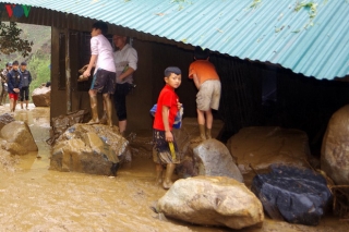 Ảnh: Dầm bùn, đội mưa nỗ lực hỗ trợ người dân khắc phục hậu quả thiên tai - Ảnh 5.