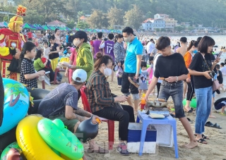 Nghìn người chen nhau tắm biển Đồ Sơn sau chuỗi ngày giãn cách xã hội - Ảnh 5.