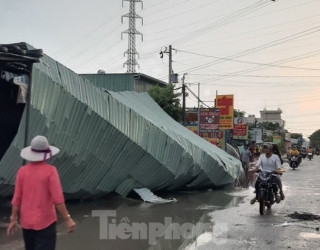 Lốc lớn ở Bình Dương làm tường SVĐ Gò Đậu đổ sập - Ảnh 6.