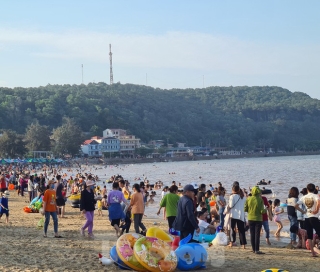 Nghìn người chen nhau tắm biển Đồ Sơn sau chuỗi ngày giãn cách xã hội - Ảnh 6.