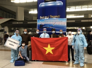 Chuyến bay đặc biệt đưa gần 340 công dân Việt Nam từ Ấn Độ về nước - Ảnh 6.