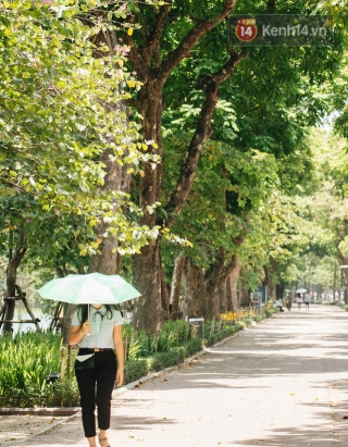 Nhiệt độ ngoài đường tại Hà Nội lên tới 50 độ C, người dân trùm khăn áo kín mít di chuyển trên phố - Ảnh 6.