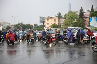  Toàn TP HCM bất ngờ xuất hiện mưa ngâu xua tan oi bức - Ảnh 6.