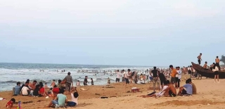 TT-Huế: Hàng nghìn người xé rào tắm biển dịp cuối tuần, nghỉ lễ - Ảnh 8.