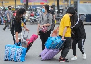  Người dân lỉnh kỉnh đồ đạc ùn ùn trở lại Thủ đô Hà Nội sau kì nghỉ lễ - Ảnh 7.