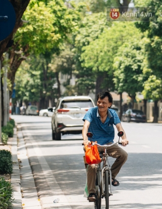 Nhiệt độ ngoài đường tại Hà Nội lên tới 50 độ C, người dân trùm khăn áo kín mít di chuyển trên phố - Ảnh 7.