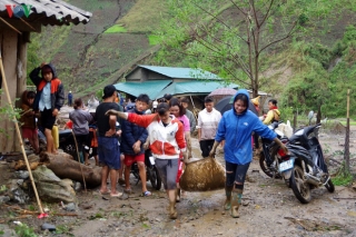 Ảnh: Dầm bùn, đội mưa nỗ lực hỗ trợ người dân khắc phục hậu quả thiên tai - Ảnh 8.