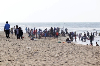 TT-Huế: Hàng nghìn người xé rào tắm biển dịp cuối tuần, nghỉ lễ - Ảnh 9.