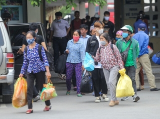  Người dân lỉnh kỉnh đồ đạc ùn ùn trở lại Thủ đô Hà Nội sau kì nghỉ lễ - Ảnh 8.
