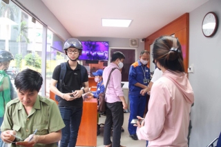 Người dân Hà Nội xếp hàng mua bảo hiểm xe máy - Ảnh 8.