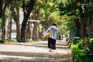 Nhiệt độ ngoài đường tại Hà Nội lên tới 50 độ C, người dân trùm khăn áo kín mít di chuyển trên phố - Ảnh 8.