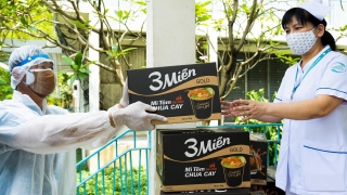 Uniben trao tặng 150.000 bữa ăn dinh dưỡng từ Mì 3 Miền và Nước trái cây Joco cho đội ngũ y bác sĩ các bệnh viện tuyến đầu - Ảnh 9.