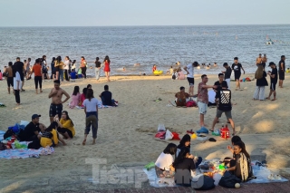 Nghìn người chen nhau tắm biển Đồ Sơn sau chuỗi ngày giãn cách xã hội - Ảnh 9.
