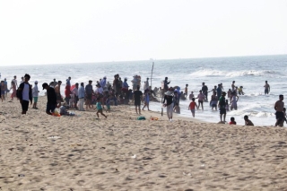 TT-Huế: Hàng nghìn người xé rào tắm biển dịp cuối tuần, nghỉ lễ - Ảnh 10.