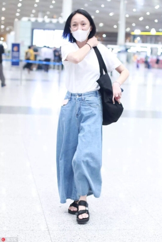 Chả hiểu sao mà kiểu quần jeans dìm dáng, luộm thuộm này được Châu Tấn chọn mặc suốt mỗi khi ra sân bay cùng đôi sandals xỏ ngón dáng thô kém xinh