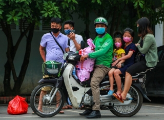  Người dân lỉnh kỉnh đồ đạc ùn ùn trở lại Thủ đô Hà Nội sau kì nghỉ lễ - Ảnh 10.