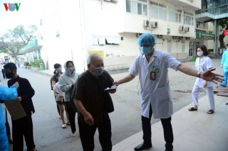 Ảnh: Người dân đổ về Bệnh viện Bạch Mai khám bệnh sau thời gian cách ly - Ảnh 10.