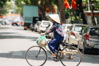 Nhiệt độ ngoài đường tại Hà Nội lên tới 50 độ C, người dân trùm khăn áo kín mít di chuyển trên phố - Ảnh 10.