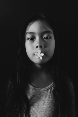 Mê mẩn vì bộ ảnh của con gái Đoan Trang: Chụp trắng đen, ngẫu hứng mà như tạp chí, thần thái đâu khác gì mẫu nhí? - Ảnh 6.