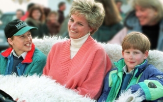 Công nương Diana ngồi giữa hai con trai, Hoàng tử William và Hoàng tử Harry.