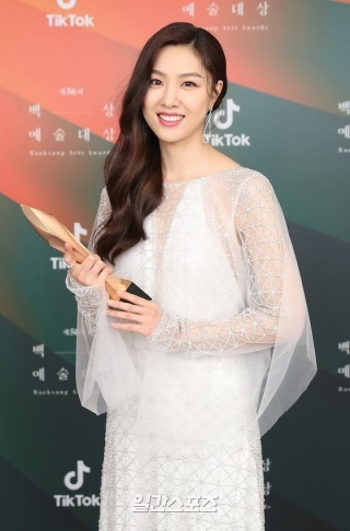 Vượt mặt Son Ye Jin, Seo Ji Hye nhận được giải  “Bazaar Icon Award” ( Biểu tượng thời trang) bởi vì phong cách thời trang cùng khí chất ngời ngời tiểu thư sang chảnh của cô trong phim