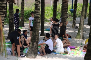 Quảng Ninh: Người dân nô nức ra đường vui như “trẩy hội”