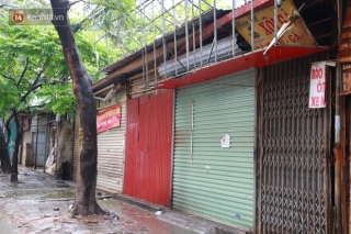 Ngày đầu nới lỏng giãn cách xã hội ở Hà Nội: Nhiều quán ăn vẫn đóng cửa vì sợ lỗ chồng lỗ, quán mở cửa lại vắng bóng khách - Ảnh 4.