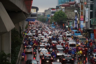 Hà Nội tắc đường hàng km sau cơn mưa lớn - Ảnh 2.