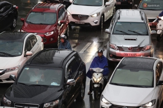 Hà Nội tắc đường hàng km sau cơn mưa lớn - Ảnh 11.