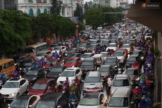Hà Nội tắc đường hàng km sau cơn mưa lớn - Ảnh 16.