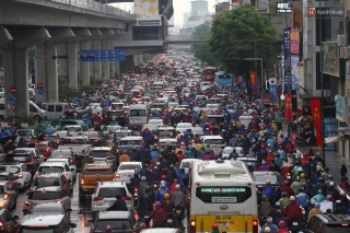 Hà Nội tắc đường hàng km sau cơn mưa lớn - Ảnh 3.
