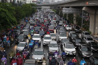 Hà Nội tắc đường hàng km sau cơn mưa lớn - Ảnh 4.