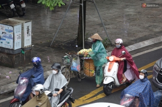 Hà Nội tắc đường hàng km sau cơn mưa lớn - Ảnh 5.