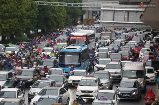 Hà Nội tắc đường hàng km sau cơn mưa lớn - Ảnh 6.