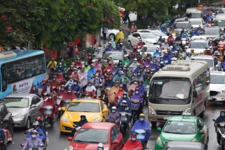Hà Nội tắc đường hàng km sau cơn mưa lớn - Ảnh 8.