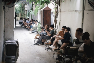 Một Hà Nội đông đúc nhưng vẫn cực chill trong ngày đầu nghỉ lễ: người người rủ nhau ra phố, các quán cafe kín khách ngồi vỉa hè - Ảnh 13.