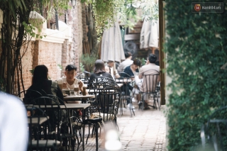 Một Hà Nội đông đúc nhưng vẫn cực chill trong ngày đầu nghỉ lễ: người người rủ nhau ra phố, các quán cafe kín khách ngồi vỉa hè - Ảnh 6.