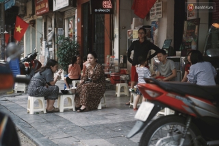 Một Hà Nội đông đúc nhưng vẫn cực chill trong ngày đầu nghỉ lễ: người người rủ nhau ra phố, các quán cafe kín khách ngồi vỉa hè - Ảnh 3.